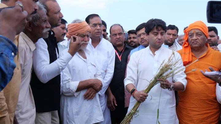 संकट की घड़ी में किसानों के साथ पूरी ताकत के साथ खड़ी है सरकार – केन्द्रीय मंत्री श्री सिंधिया